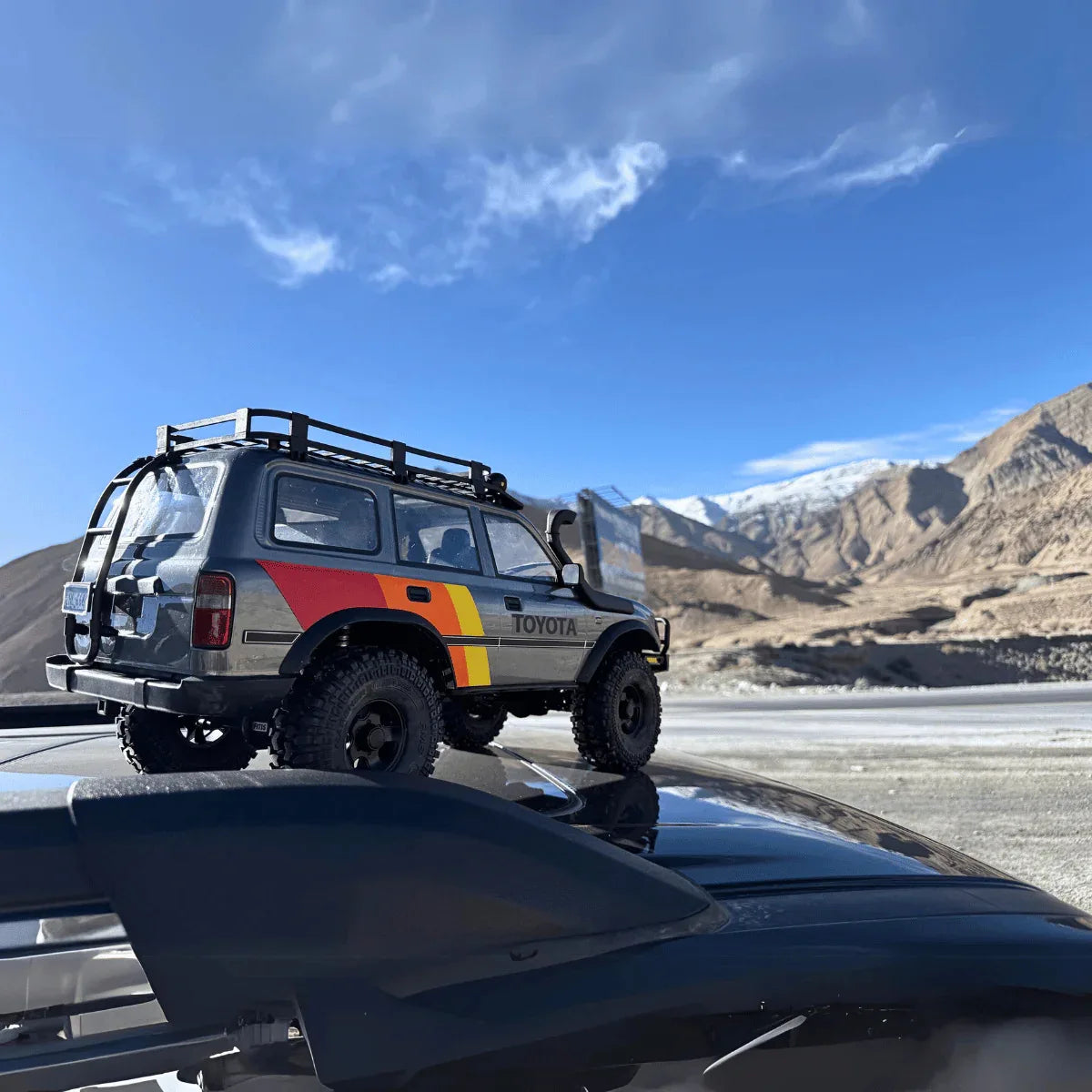 FCX10 Simulation Land Cruiser LC80 Climbing 1/10 Scale RC Electric Off-Road Vehicle Plastic Dual-Speed Linked Lights Outdoor Use
