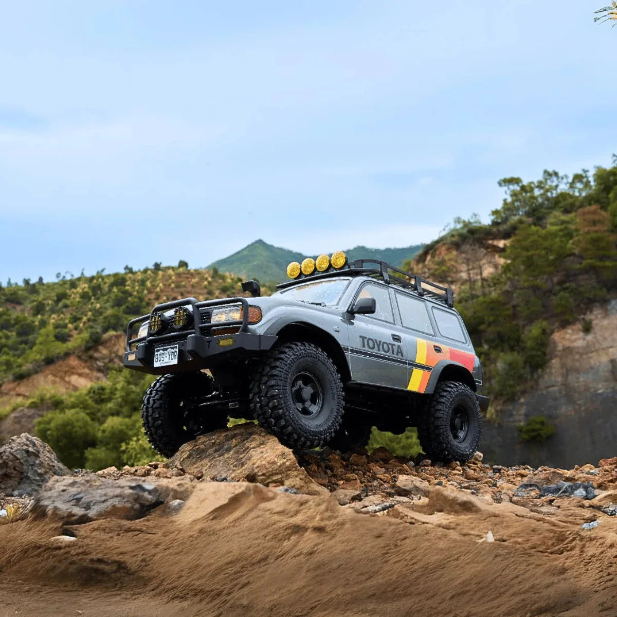 FCX10 Simulation Land Cruiser LC80 Climbing 1/10 Scale RC Electric Off-Road Vehicle Plastic Dual-Speed Linked Lights Outdoor Use